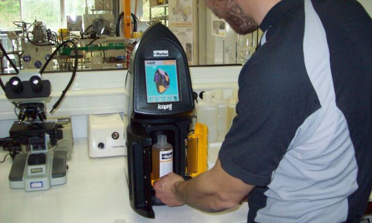Parker propose le détecteur de particules Icount PD doté d’une alarme réglée en fonction du niveau de contamination et pouvant être équipé d’un indicateur à diode réglé sur le pourcentage d’humidité relative.
© Parker Hannifin