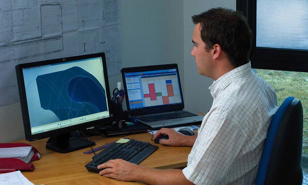 Le bureau d'études est doté de stations de conception et de simulation par éléments finis des systèmes d'étanchéité conçus sur mesures.
© M. Coudurier/Le Village Créatif