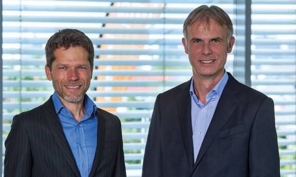 Martin Buck et Michaël Marhofer (à droite) affichent de fortes ambitions pour ifm electronics, en espérant porter le chiffre d'affaires à 2,5 milliards d'euros en 2030.
© ifm electronics