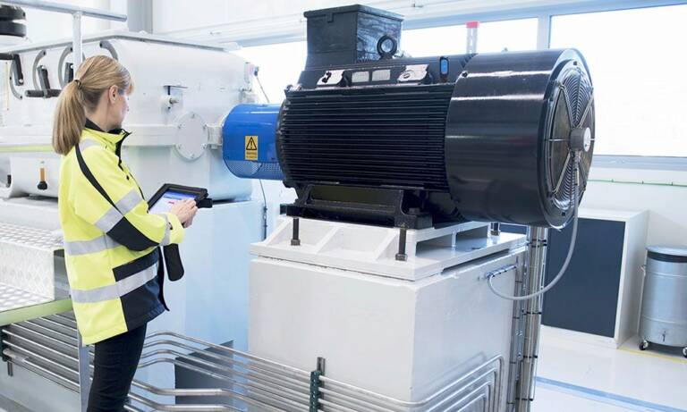 Les prestations de maintenance conditionnelle proposées par SKF portent sur la réalisation d’audits et de mesures et la fourniture de conseils basés sur l’expérience accumulée par l’entreprise en matière de roulements, lubrification, joints d’étanchéité et mécatronique. © SKF
