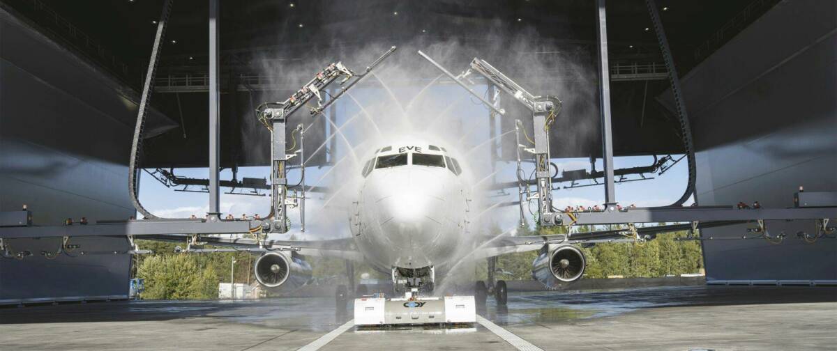 Le lavage d’un Boeing 737 se fait à la main et peut prendre jusqu’à dix heures. © igus