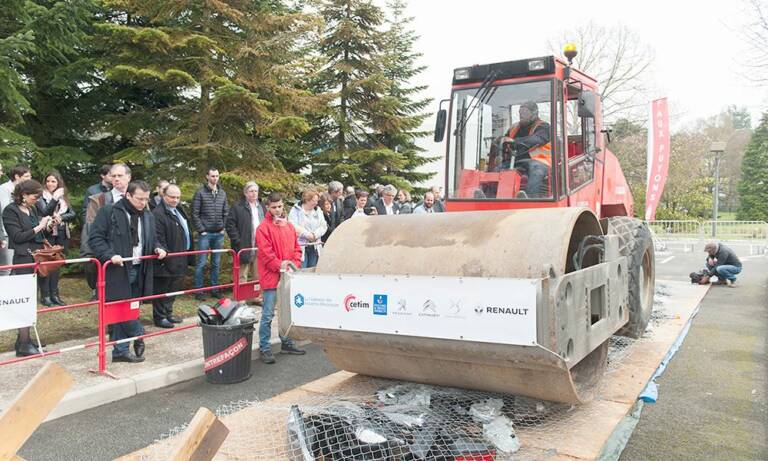 La journée du 24 mars dernier organisée au Cetim s'est conclue par une opération de destruction de pièces contrefaites. © Stéphane Lariven