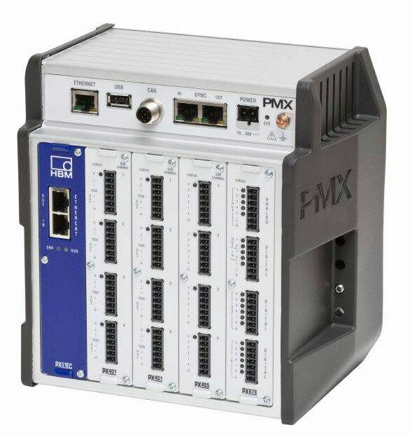 LE PMX offre de 1 à 16 voies de mesure. Pour étendre le nombre de voies, il est possible de lier jusqu’à 32 modules PMX ensemble pour arriver à un total de 512 voies. © HBM