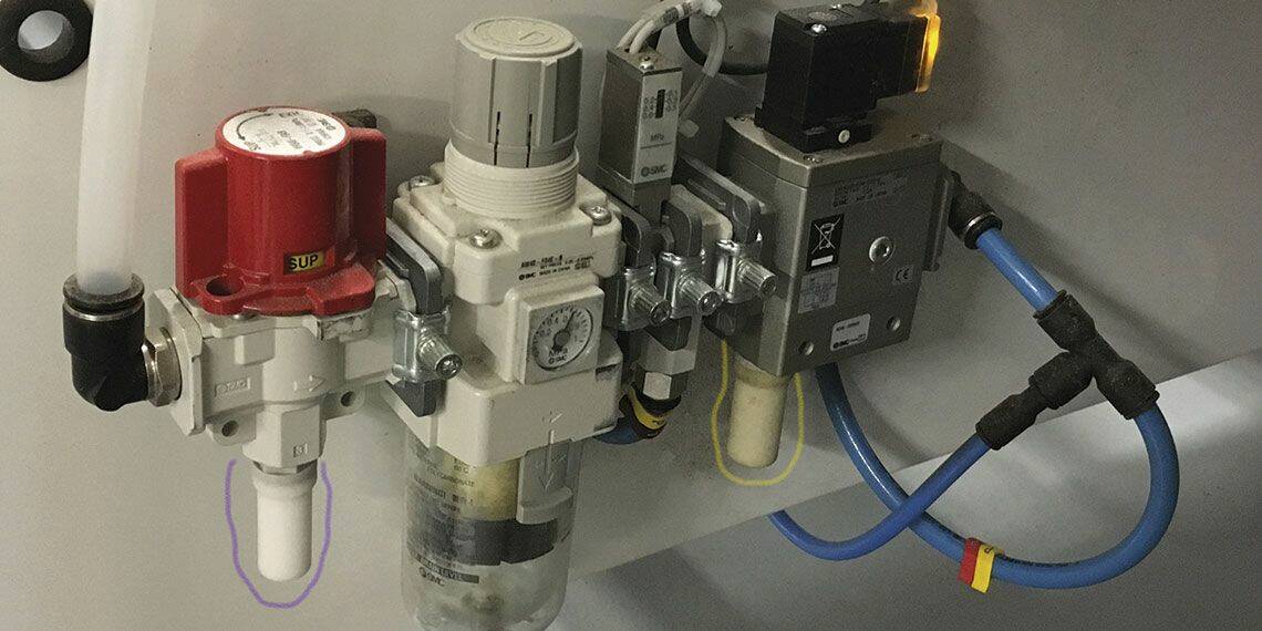 Silencieux montés sur un bloc FRL (filtre, régulateur, lubrificateur). © Artema