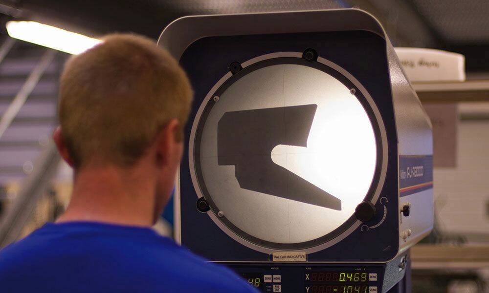 Projecteur de profils CNC permettant un contrôle regulier de la qualité d'usinage et du respect des tolérances des pièces produites.
© M. Coudurier/Le Village Créatif