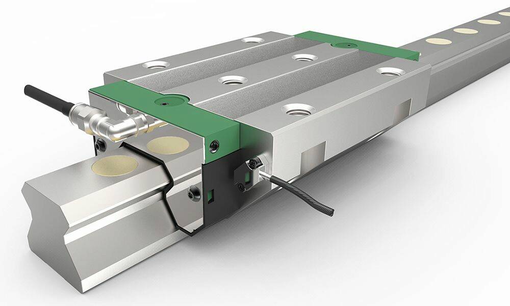 Schaeffler vient de présenter sa nouvelle génération de systèmes à recirculation de rouleaux RUE-E équipés de capteurs intégrés permettant de lubrifier les roulements en fonction des besoins – par le biais du graisseur multipoints Fag concept 8, par exemple, qui déclenche un regraissage automatique au moment adéquat – et d’en surveiller l’état grâce à un accéléromètre piézoélectrique fixé sur la structure en acier du chariot. © Schaeffler