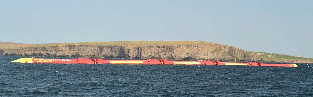 Ce serpent métallique de 120 m de longueur et 750 T réalisé par Pelamis Wave Power Ltd se présente sous la forme d’un train de cinq tambours flottants de 24 m de longueur et de 3,5 m de diamètre chacun, reliés par des charnières articulées © SPX