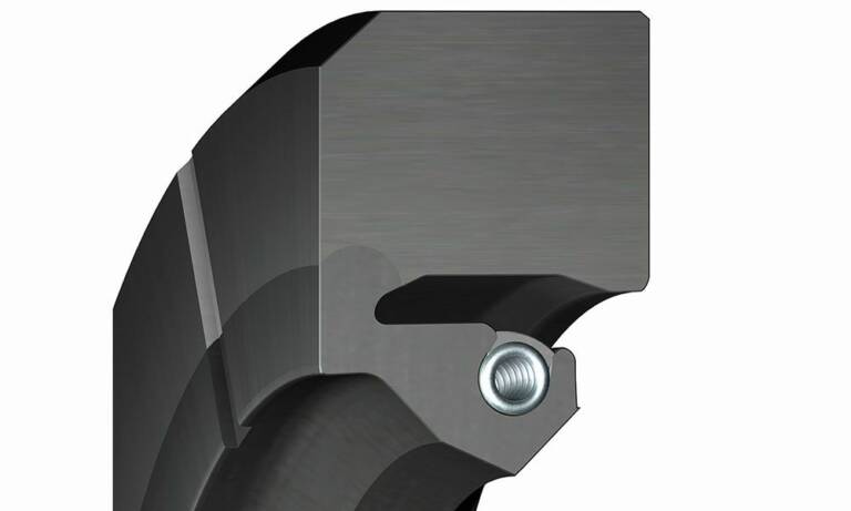 Le joint radial HSS de SKF est basé sur une conception bi-dureté utilisant le même matériau de base (type HNBR), assurant tant la souplesse de la lèvre au contact de l’arbre pour une bonne étanchéité, que la rigidité de la partie externe afin de faciliter le montage du joint dans son logement. © SKF