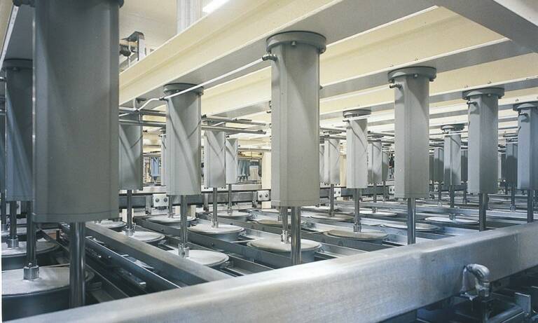 Les vérins pneumatiques de Festo sont notamment utilisés dans l’industrie agro-alimentaire ; ici pour presser du fromage. © Festo