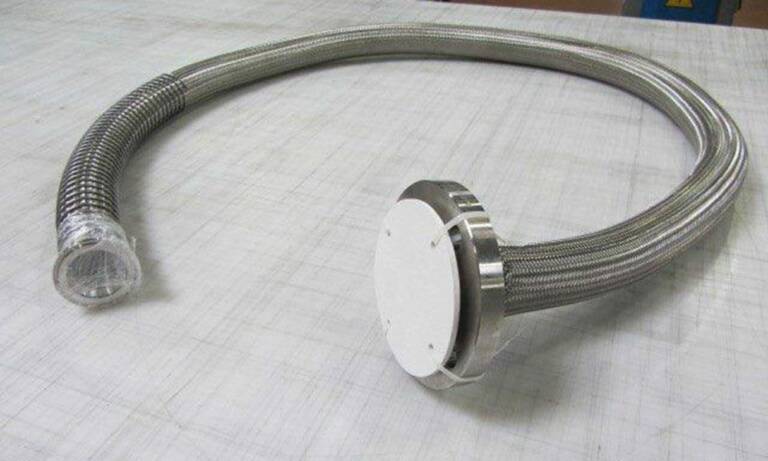 Flexible PTFE convoluté, 1 tresse 304, DN 50, lght. 2350 mm, équipé d'un raccord tri-clamp Dn ext. colerette 77.5 mm en Alloy 926 + ressort de limitation de courbure inox 304 lg. 500 mm et d'une bride PN 10/16 inox 316 Ti DN 50 tournante sur collet inox 316L + PTFE rabattu sur face de collet.
© Maagtechnic France