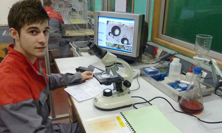 Laboratoire d'analyse d'huiles hydrauliques. © Lycée Alain Savary