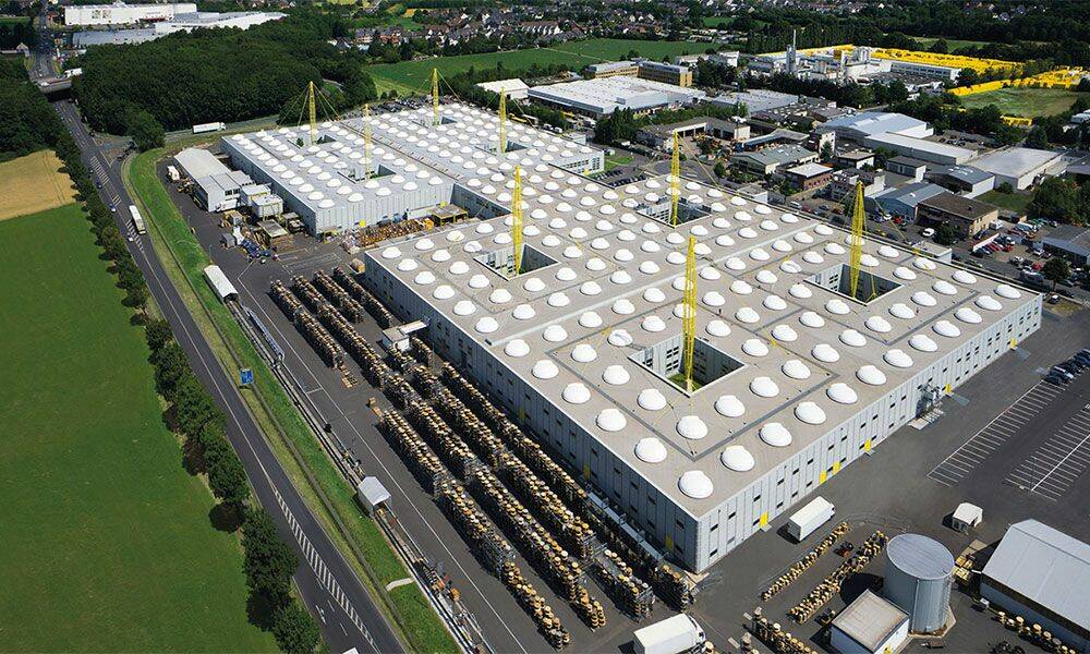 Les produits igus sont soumis chaque année à quelque 15 000 tests sur les 180 bancs d'essais équipant le laboratoire de l'usine de Cologne. © igus