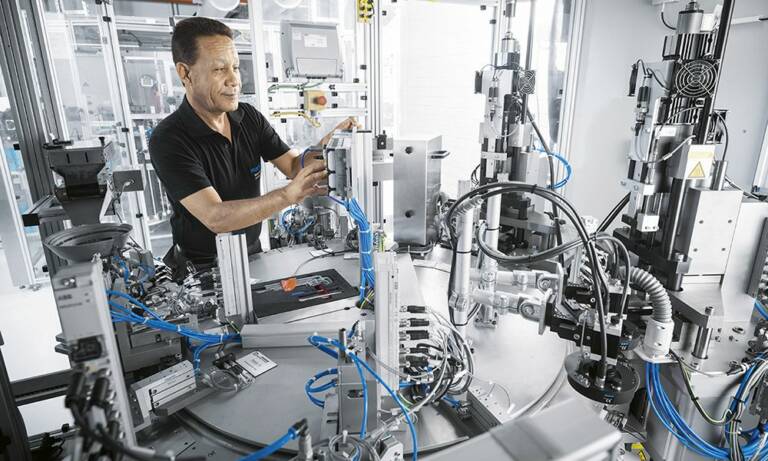 Insertion de joints dans les cartouches de valves. © Festo