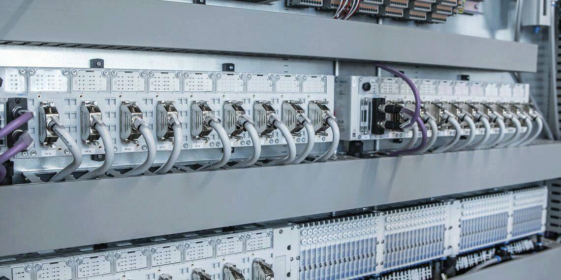Optimisation de l’espace, du câblage et de l’étiquetage des composants dans l’armoire de commande pour un grand nom français de l’industrie pharmaceutique. © Festo
