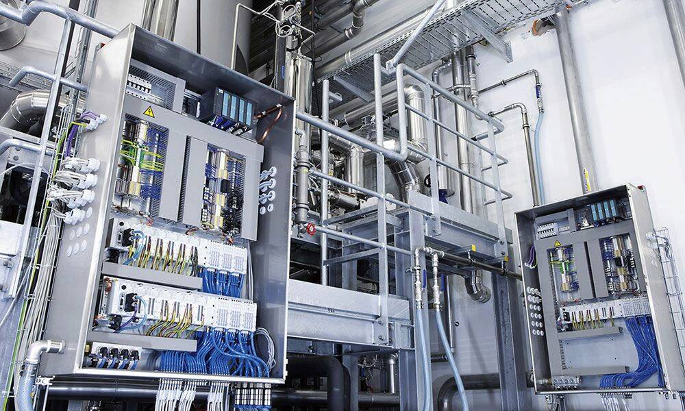 Les armoires de commandes modulaires facilitent la maintenance et le diagnostic de l'usine de solutions pour perfusions de B. Braun Melsungen.
© Festo AG & Co. KG