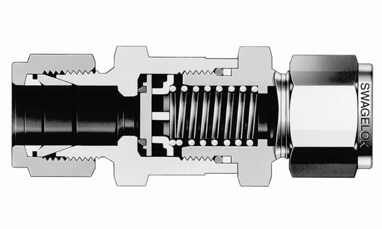 Figure 4. Les clapets anti-retour garantissent qu’un fluide ne s’écoule que dans un sens. Ils sont disponibles avec des pressions de tarage fixes ou réglables. © Swagelok