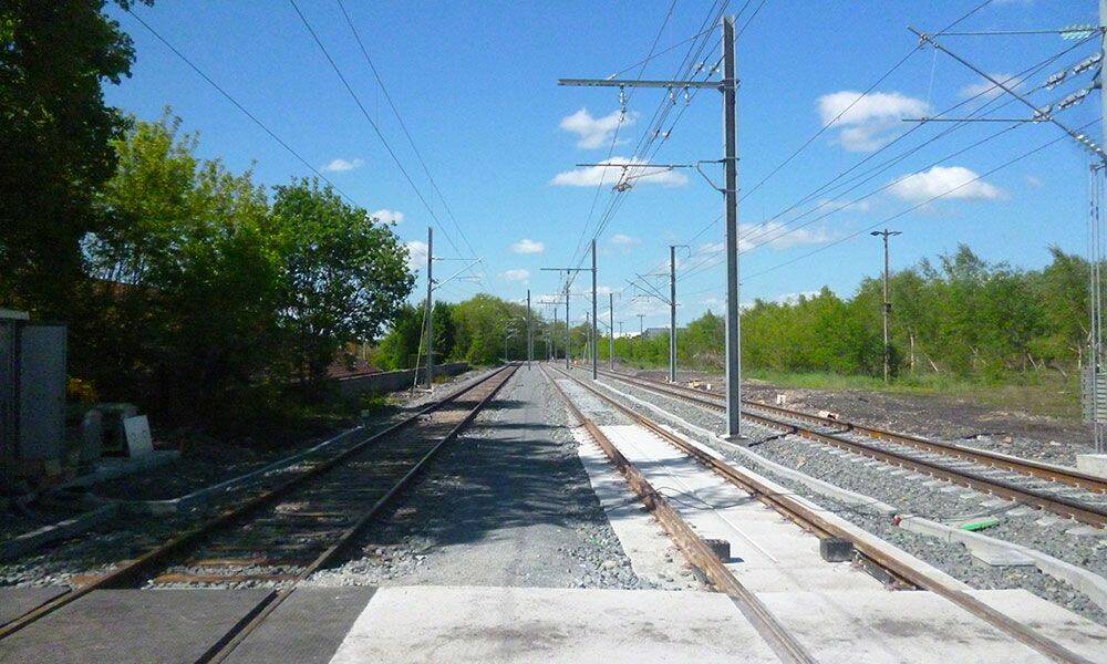 Trois « voies écoles » ont été inaugurées au sein de la zone des Chavannes. Dotées de passages à niveau, aiguillages, signalisations et armements caténaires, ces voies constituent une véritable reconstitution du réseau ferroviaire. © MecateamCluster®