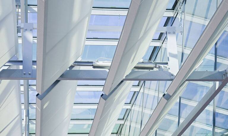 Ces façades de bâtiments sont équipées de systèmes « brise-soleil » pilotés par des vérins IP67 en inox fournis par Binder Magnetic et dotés de capteurs leur permettant de s’adapter aux conditions météorologiques. © Binder Magnetic