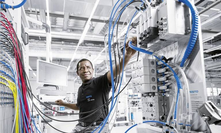Conception de solutions spécifiques (fabrication d’armoires de commande). © Festo
