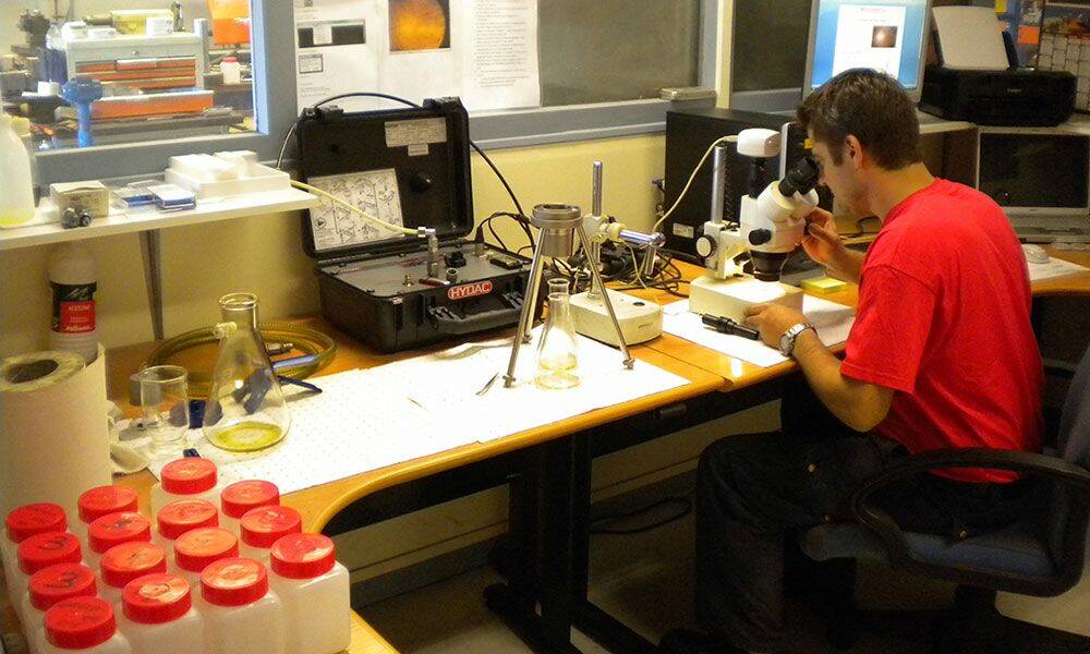 Parmi ses prestations, Hydrau MEL propose le traitement et l'analyse d’huiles. © Hydrau MEL