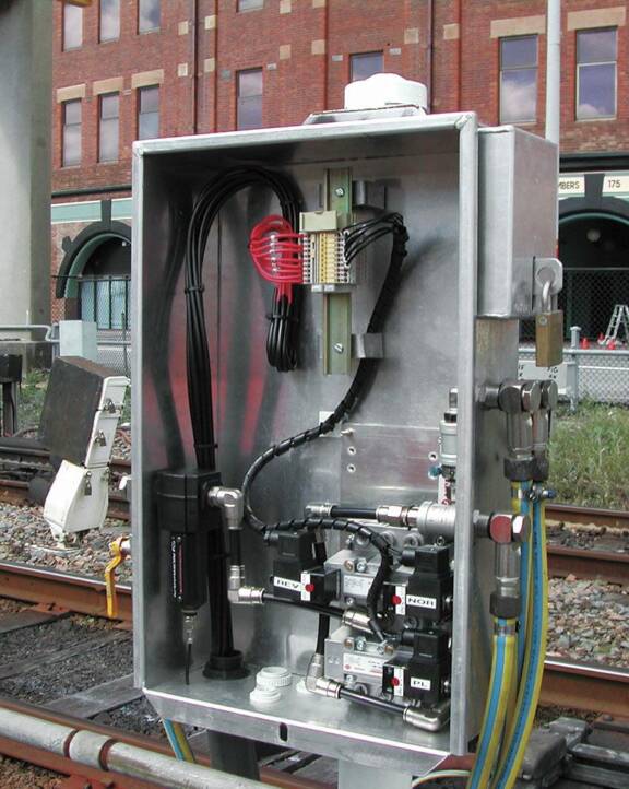 Armoire pneumatique extérieure contrôlant les aiguillages des rails.