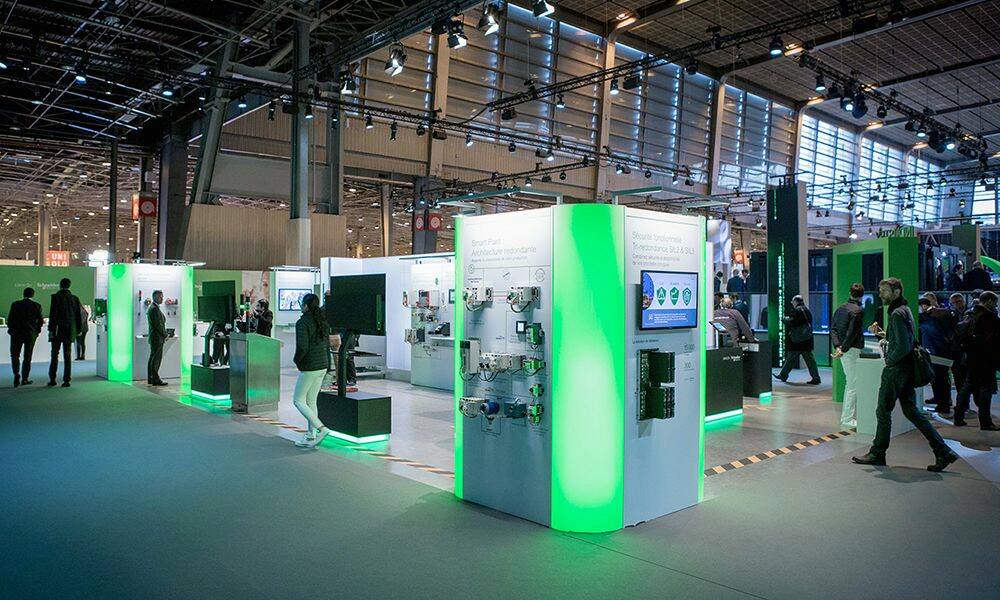 Afin de garantir la continuité numérique, Schneider Electric a bâti une offre complète de produits, services et solutions dédiés à la conception, à l’exploitation, à la maintenance, à la formation et à l’organisation du travail. © Schneider Electric
