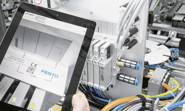 La tablette, principal outil de travail pour les ingénieurs au sein de l’usine de Scharnhausen. © Festo