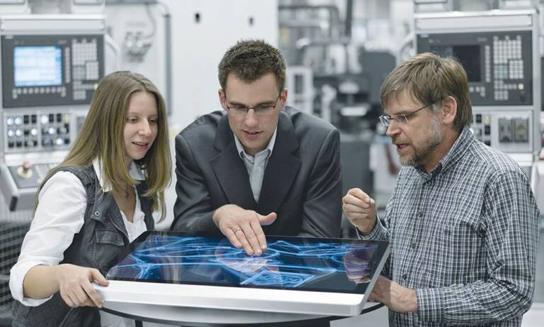 Dans la "Smart Factory" du futur, la mise en réseau est omniprésente et les mondes réel et virtuel se rejoignent. © Festo