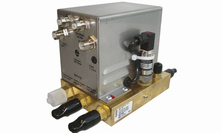 Bloc réalisé par Bürkert Fluid Control Systems pour l’oxycoupage, intégrant des électrovannes TOR et proportionnelles, des capteurs de pression, de l’électronique et des raccords fluidiques. © Bürkert