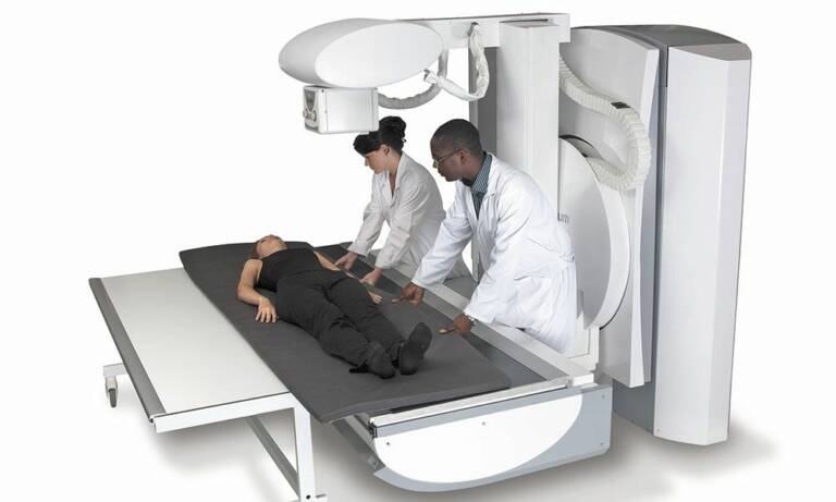 KEB France a pris en charge la fourniture d’un système complet avec 6 axes asservis pour le déplacement de tables de radiologie. © Groupe DMS - Table de radiologie digitale Platinum