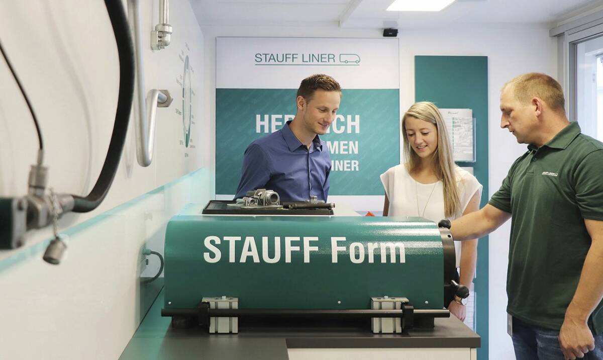 Les visiteurs peuvent voir les produits Stauff et les manipuler, ce qui enrichit les échanges. © Stauff
