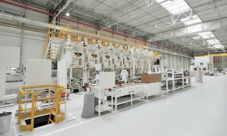 Les presses de l'usine de Caligny permettent de fabriquer les glissières, les articulations du dossier et les systèmes de réglage en hauteur des sièges des automobiles.© Faurecia