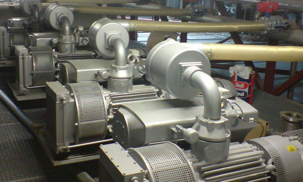 Avec la centralisation du vide, les différentes machines sont raccordées à un réseau régulé par un automate programmable qui déclenche au moment adéquat la mise en service ou l’arrêt des pompes. © Busch