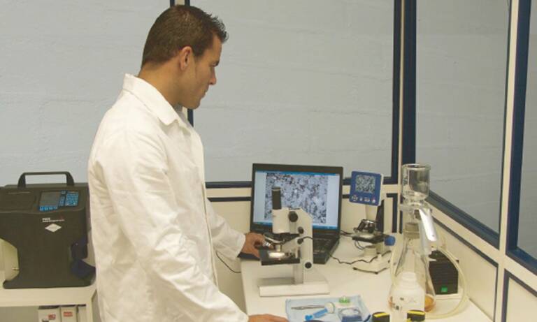 Pour un suivi dans le temps des fluides en service, EDH a mis sur pied un laboratoire d’analyse, véritable outil de diagnostic permettant de proposer des solutions appropriées.© EDH