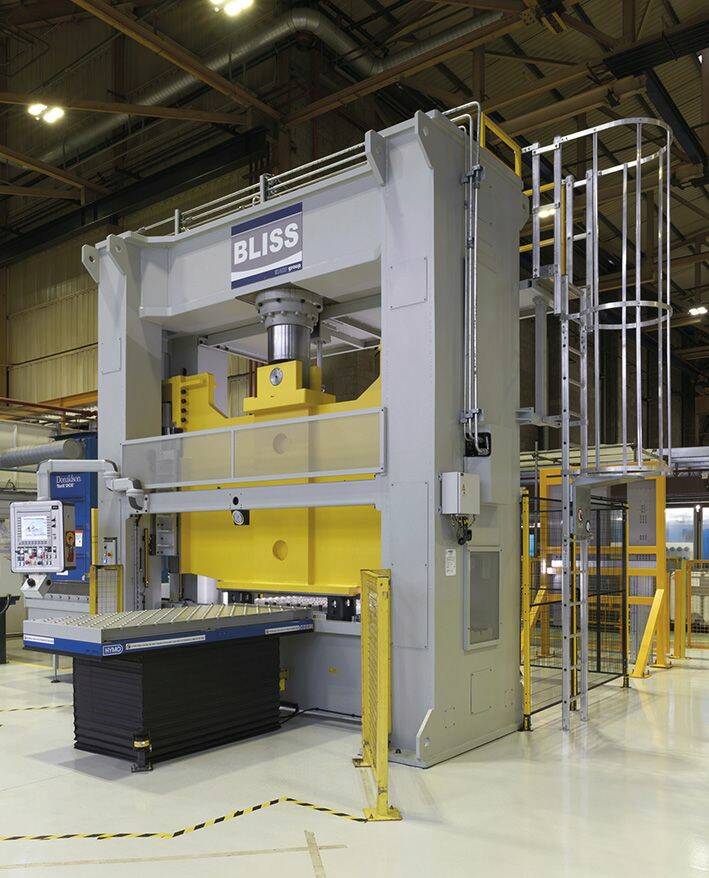 L'application développée par Bosch Rexroth permet d’automatiser deux opérations manuelles : le contrôle de positionnement des pièces sur la table et le réglage de l'inclinaison du coulisseau. © Bosch Rexroth