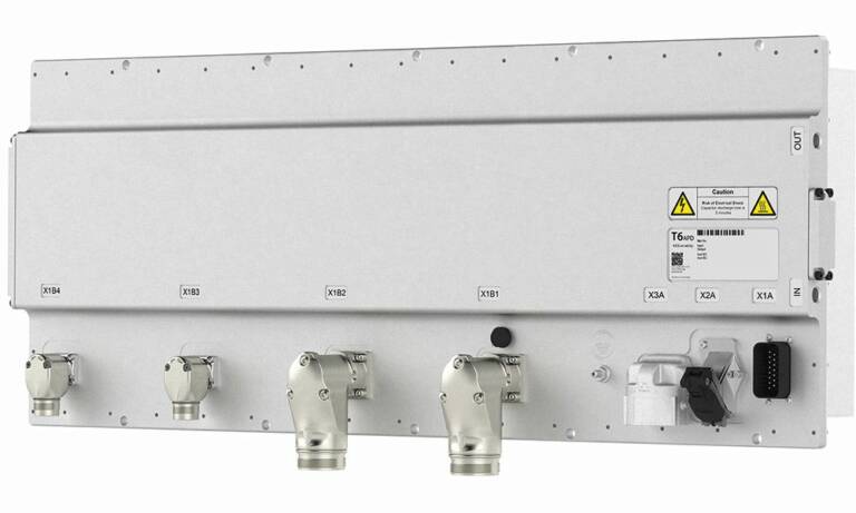KEB a présenté, début 2019, son multi-variateur T6, un système spécialement conçu pour les moteurs auxiliaires des véhicules électriques commerciaux tels que les compresseurs, les pompes de direction, les ePTO (prise de force électrique). © KEB