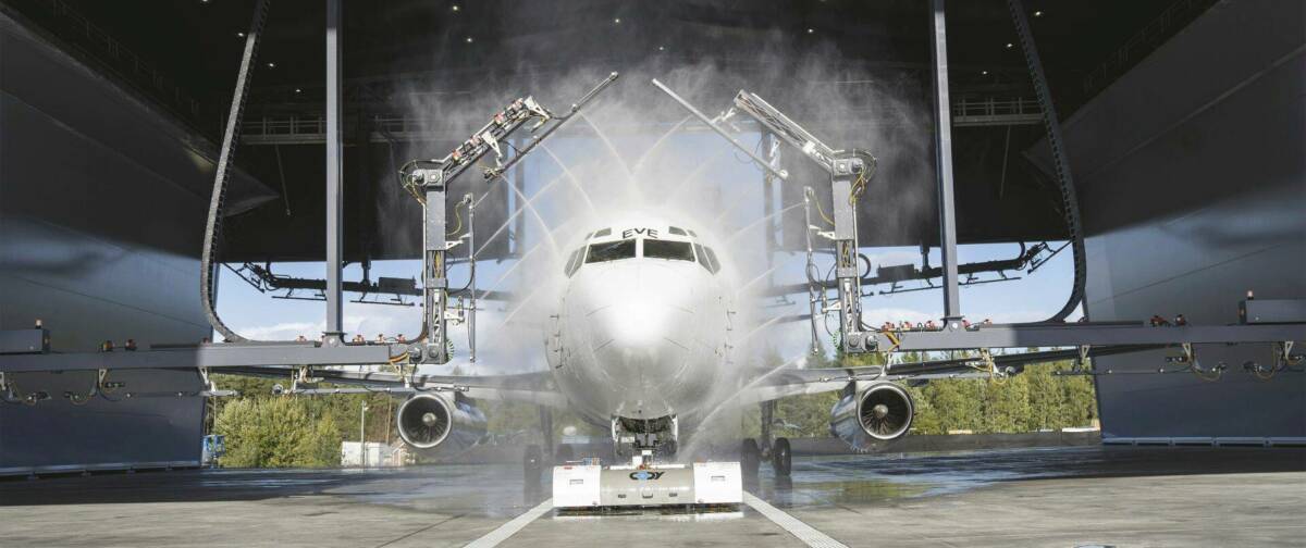 Le lavage d’un Boeing 737 se fait à la main et peut prendre jusqu’à dix heures.&nbsp;© igus
