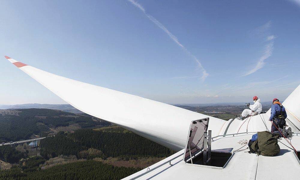 Maintenance sur une éolienne. © IFM electronic
