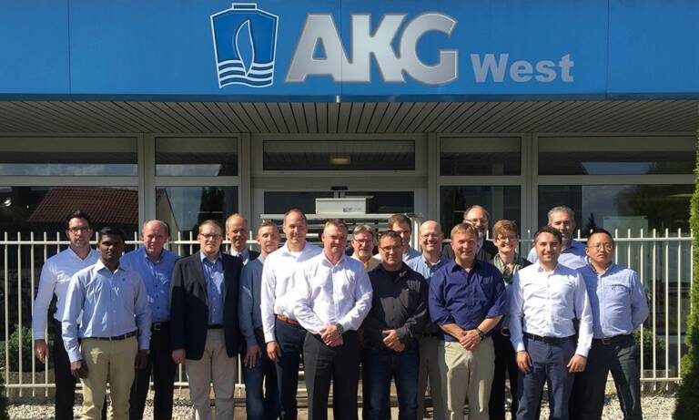 AKG compte 13 sites de production et 10 sites de commercialisation dans le monde (au centre de la photo : Régis Blaszczyk, responsable commercial produits neufs d'Akg France. © AKG
