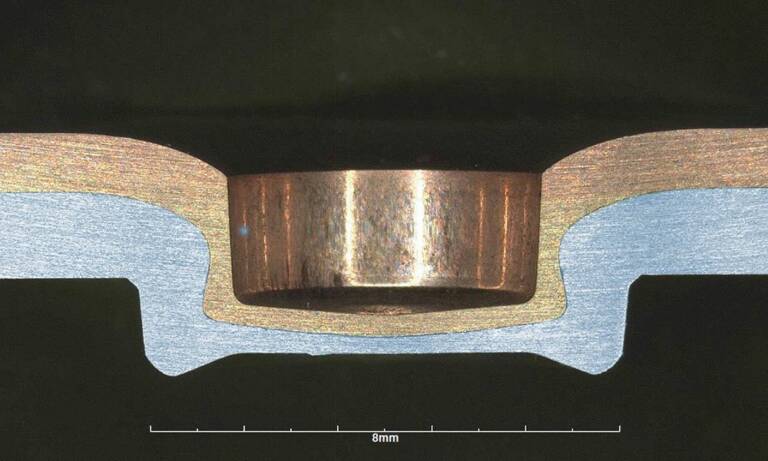 Un point de 6&nbsp;mm TOX-eClinch pour mise en contact de cuivre et d'aluminium. © Tox Pressotechnik
