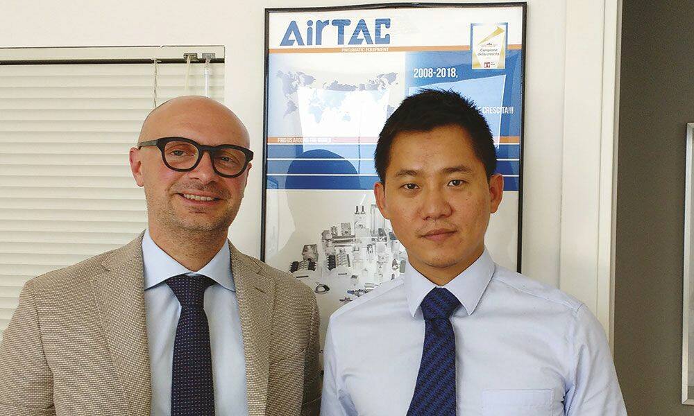 Mirko Pisciottano, directeur des ventes Europe, et Ben Chen (à droite), sur le site italien d’AirTac. © Airtac
