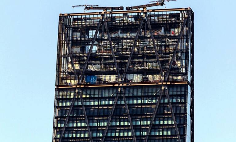 Les deux BMU du Leadenhall Building, équipées &nbsp;de systèmes d´entraînement Nord Drivesystems, en pleine action à 225 mètres du sol.
© Nord drivesystems
