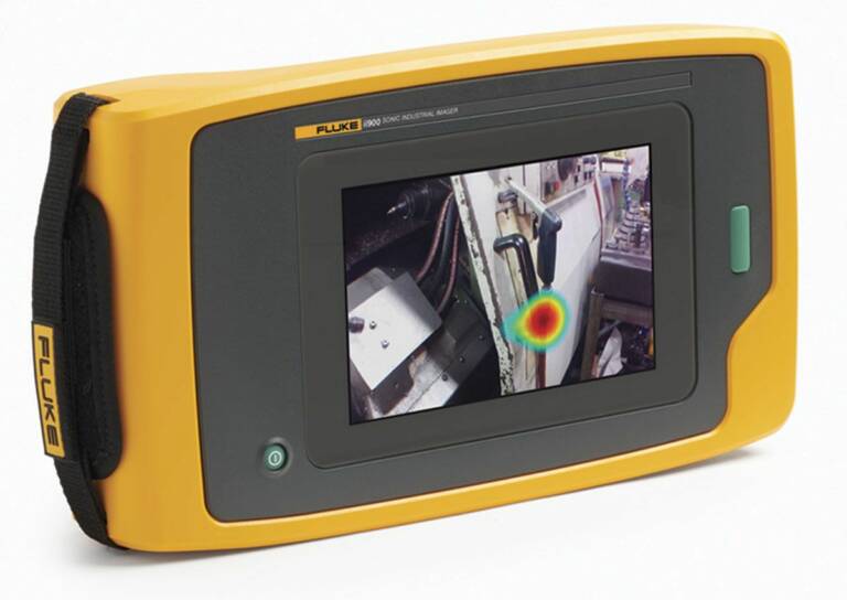 L´écran tactile 7 pouces LCD de la caméra&nbsp;thermique industrielle ii900 affiche une image&nbsp;sur laquelle se superpose une image SoundMap afin de localiser rapidement la fuite. © Fluke
