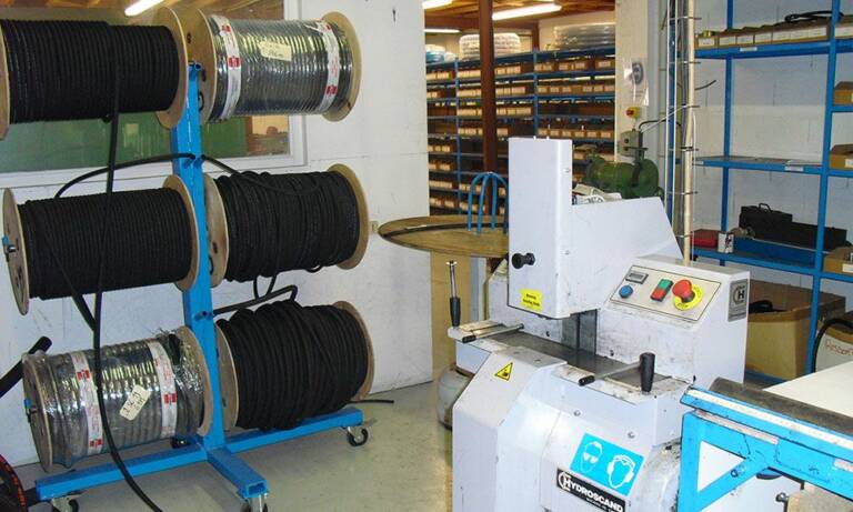 L'atelier hydraulique de R-Hydrau est équipé pour la confection des flexibles. © R-Hydrau
