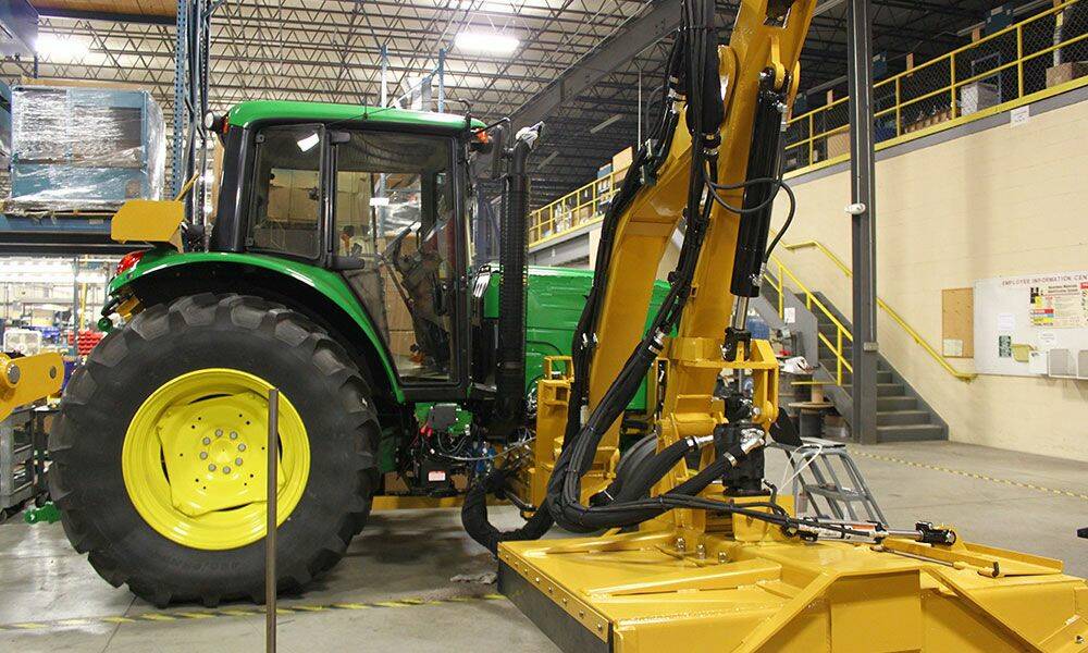 Les débroussailleuses Mow-Master/équipements de débroussaillage avec bras pour les tracteurs exigent une conception fiable et stable. © Tri-Tech Manufacturing
