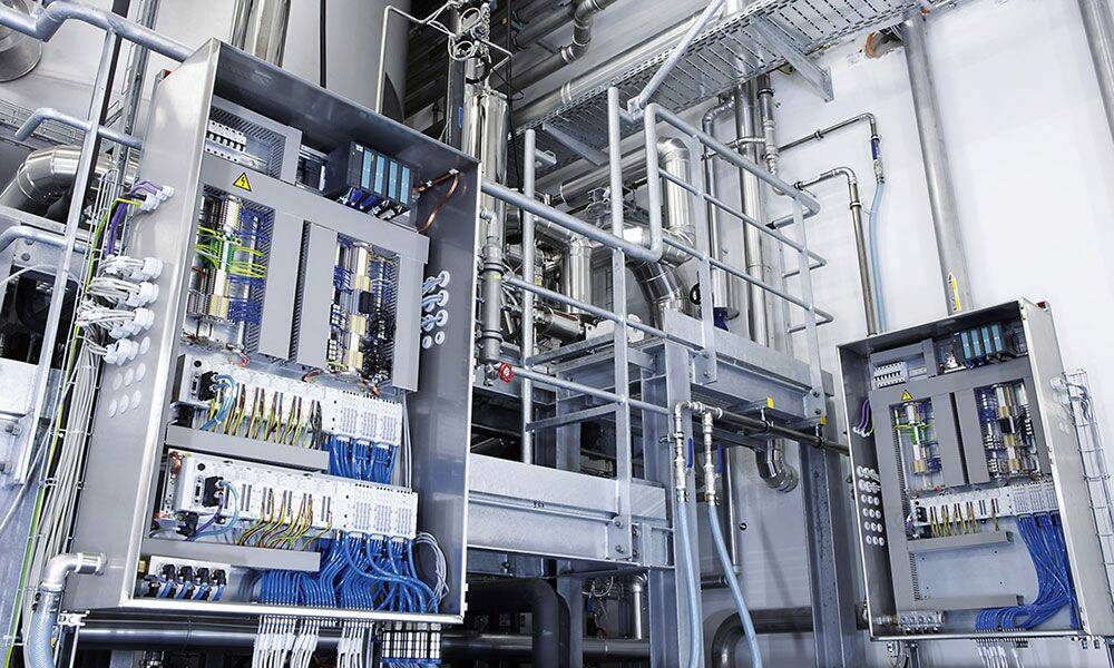 Les armoires de commandes modulaires facilitent la maintenance et le diagnostic &nbsp;de l'usine de solutions pour perfusions de B. Braun Melsungen.
© Festo AG &amp; Co. KG

