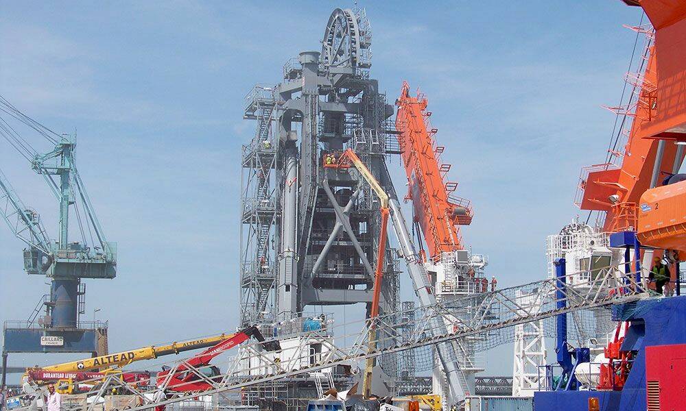 Douce Hydro vient de fournir deux vérins poussant 200 tonnes sur près de 13 mètres de course destinés à l’inclinaison d’une tour montée sur un navire utilisé pour la dépose de pipelines sous-marins. © Douce Hydro&nbsp;
