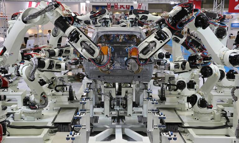 Ligne d'assemblage automobile équipée de robots Kawasaki.&nbsp;
© Delta Equipement
