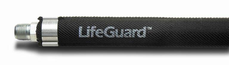Gates a développé une gaine de protection efficace, la LifeGuard™, qui protège les opérateurs des conséquences d’une micro-fuite jusqu’à 350 bar pendant 5 minutes et capable de retenir jusqu’à la dernière goutte d’huile en cas d’éclatement à 700 bar.&nbsp;Gates
