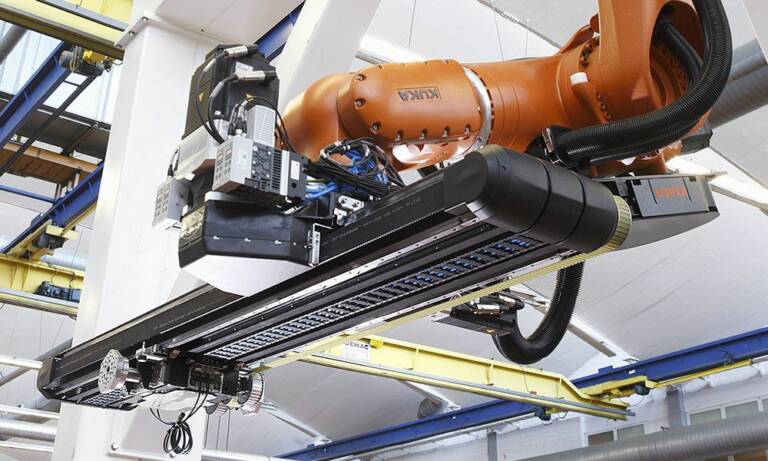 Le KUKA Cobra, lauréat du vector d’or 2012. Le bras du robot est équipé d’un axe supplémentaire qui charge et décharge des presses. © igus
